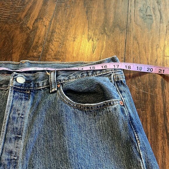 Levi’s 501 Button Fly Jean shorts in EUC size 36 - Picture 5 of 6